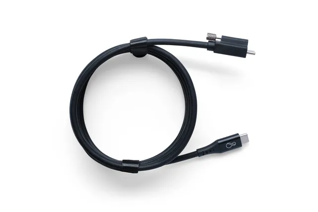 - USB-kabel - USB-C (hane) låst till USB-C (