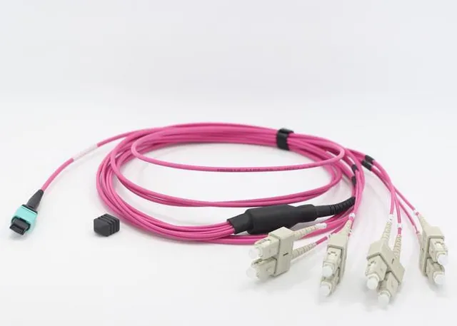 - Nätverkskabel - MTP/MPO typ B multiläge (