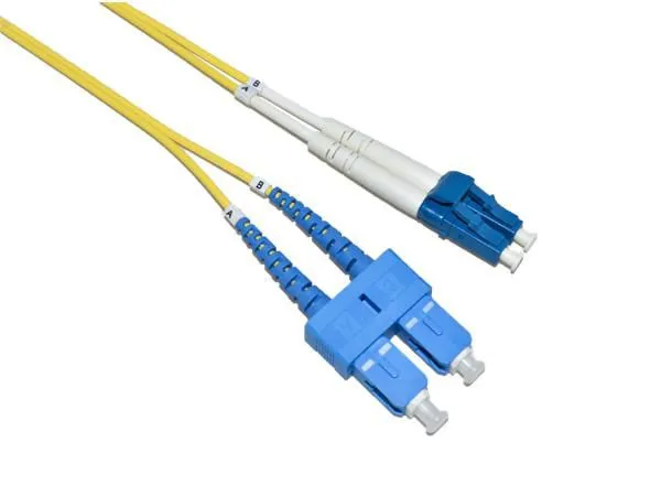 - Patch-kabel - LC enkelläge (hane) till SC